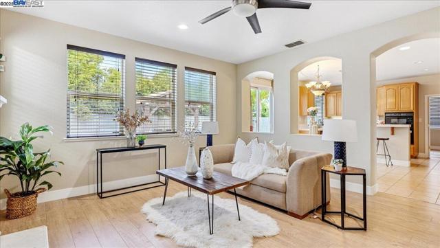 2133 Demetrius Way, Roseville CA: https://media.crmls.org/mediaz/6fae485f-d8ed-46a5-bf04-7a5dba002ce8.jpg