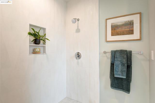2 Cavendish Ln, Piedmont CA: https://media.crmls.org/mediaz/6fae6af7-7a7f-46de-8088-400dd78028ba.jpg