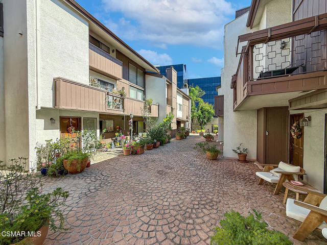 16030 Moorpark Street, Encino CA: https://media.crmls.org/mediaz/6faeb11d-ee92-4435-b378-e1df3f5500aa.jpg