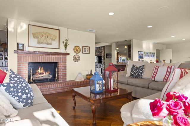 635 Via Del Cerro, Camarillo CA: https://media.crmls.org/mediaz/6faebe95-f36e-40d4-a63a-dd8d95e9c93d.jpg