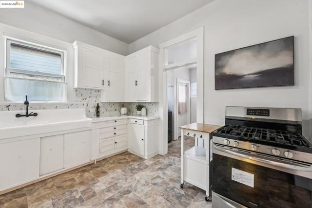 1549 5Th Ave, Oakland CA: https://media.crmls.org/mediaz/6faebeaa-5ec9-4340-9d61-9e2517549832.jpg