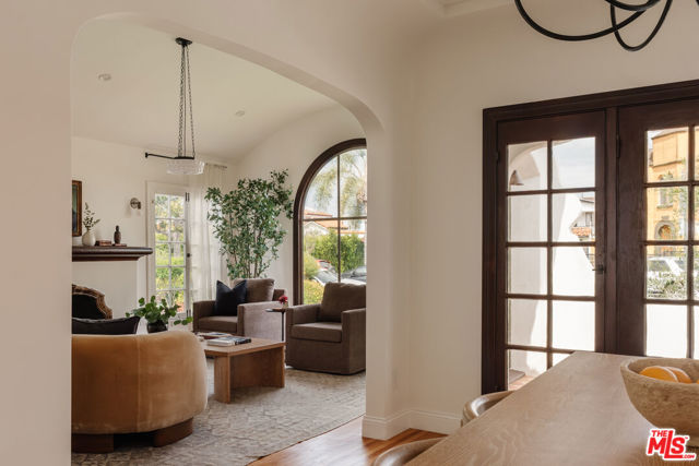 3029 S Norton Avenue, Los Angeles CA: https://media.crmls.org/mediaz/6faee972-e541-4d53-a2cd-56a0369f71b7.jpg