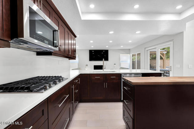 751 Lynnmere Drive, Thousand Oaks CA: https://media.crmls.org/mediaz/6fb02074-33eb-4787-9486-f1152e969689.jpg