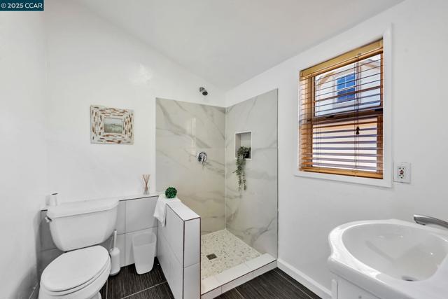 941 45Th St, Oakland CA: https://media.crmls.org/mediaz/6fb039c8-3b58-47a7-a754-d5197e8db4c5.jpg