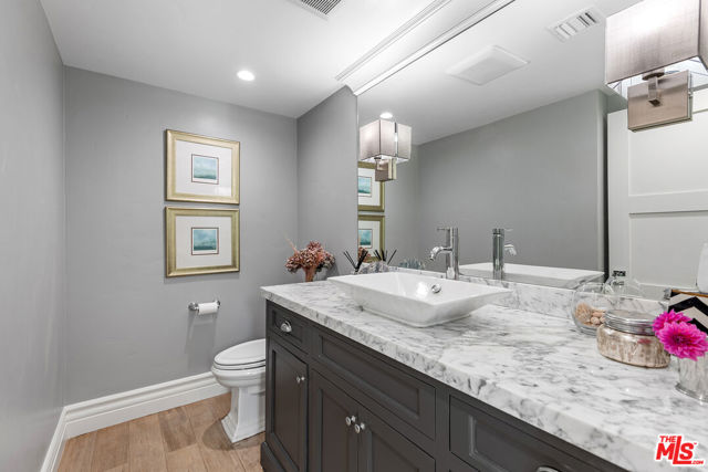 14226 Chandler Boulevard, Sherman Oaks CA: https://media.crmls.org/mediaz/6fb0b509-6d7a-4bf3-8c48-b33c8c3c6775.jpg