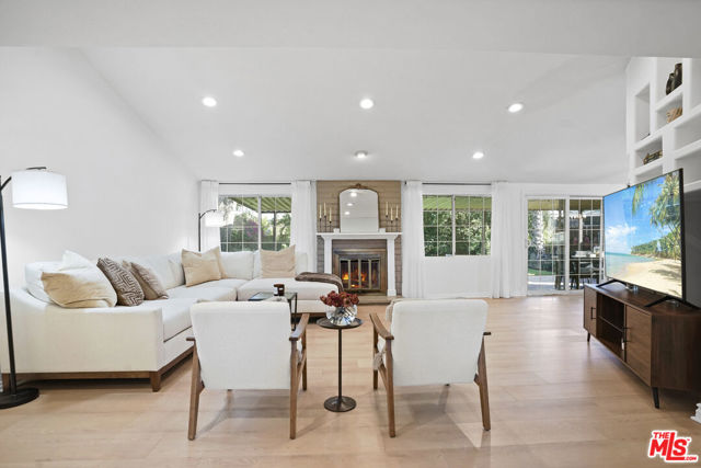 20338 Coulson Street, Woodland Hills CA: https://media.crmls.org/mediaz/6fb0d1e0-6aeb-4313-aa9f-adfebb06418b.jpg