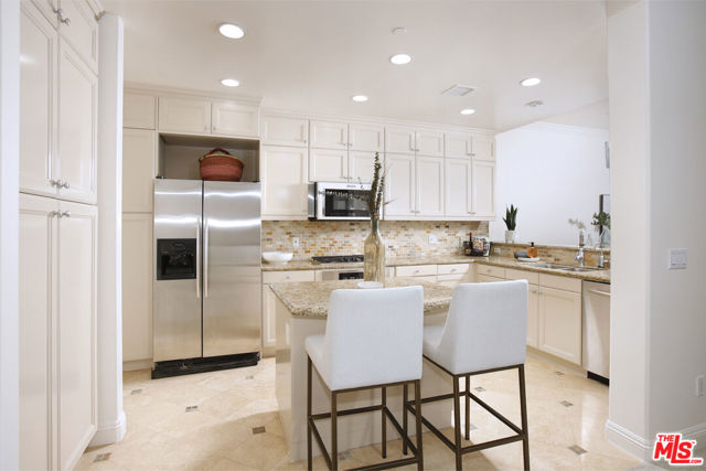 143 N Arnaz Drive, Beverly Hills CA: https://media.crmls.org/mediaz/6fb0dbab-cdaa-4f74-afcb-23684428897a.jpg