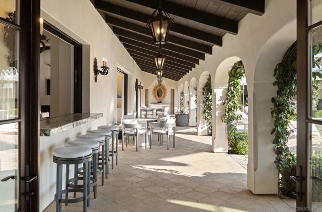 16304 Via De Santa Fe, Rancho Santa Fe CA: https://media.crmls.org/mediaz/6fb12418-4283-4a0f-afea-b32722fe1702.jpg