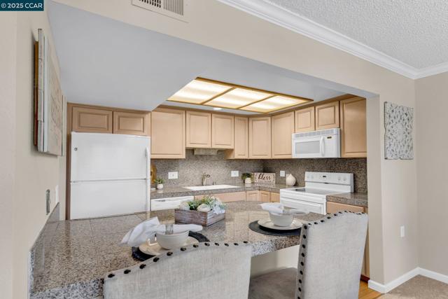1200 Canyonwood Ct, Walnut Creek CA: https://media.crmls.org/mediaz/6fb17451-973b-4ac2-babb-22486c36f493.jpg