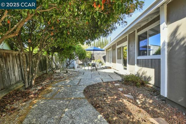 1821 Alicante Ct, Concord CA: https://media.crmls.org/mediaz/6fb20645-f573-406e-9ee5-334df137cdbe.jpg