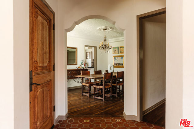 3975 Sutro Avenue, Los Angeles CA: https://media.crmls.org/mediaz/6fb2131c-eb0e-461d-bc6a-04409165bf47.jpg