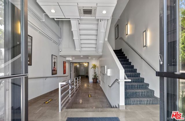 11132 VENTURA Boulevard photo 3