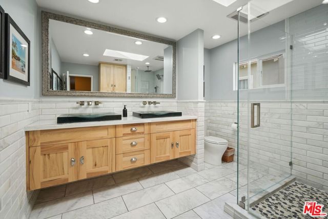 5324 Irvine Avenue, Valley Village CA: https://media.crmls.org/mediaz/6fb23dbe-6a3f-42e5-acce-6e182743ddad.jpg