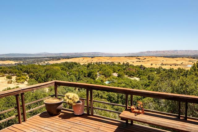 30 Pine Ridge Way, Portola Valley CA: https://media.crmls.org/mediaz/6fb36227-f166-4b35-9b19-25e24b9dcbea.jpg