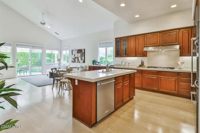 2746 Autumn Ridge Drive, Thousand Oaks CA: https://media.crmls.org/mediaz/6fb4d6bf-ae8d-40c5-a890-7dd064c7b354.jpg