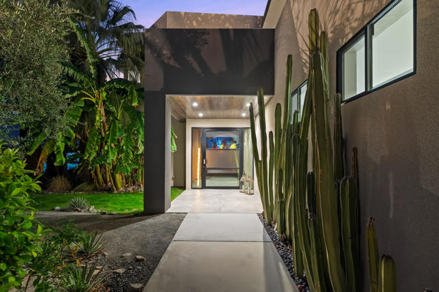 427 N Avenida Caballeros, Palm Springs CA: https://media.crmls.org/mediaz/6fb54ca3-7d94-44e9-9305-367caa35a63f.jpg