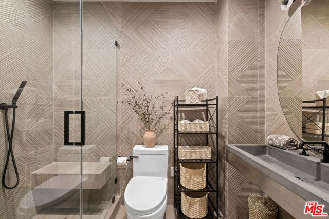 521 N Formosa Avenue, Los Angeles CA: https://media.crmls.org/mediaz/6fb7575a-67ef-4bbb-85e6-20662c256ba3.jpg