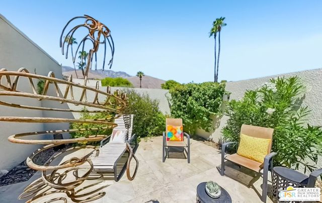 1445 Via Isla, Palm Springs CA: https://media.crmls.org/mediaz/6fb7bfd1-bb27-4c61-a560-a581cc1fa1be.jpg