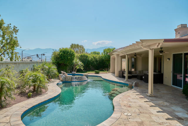 9 Cartier Court, Rancho Mirage CA: https://media.crmls.org/mediaz/6fb7f62d-ca97-49a3-b476-0ce1980ed541.jpg