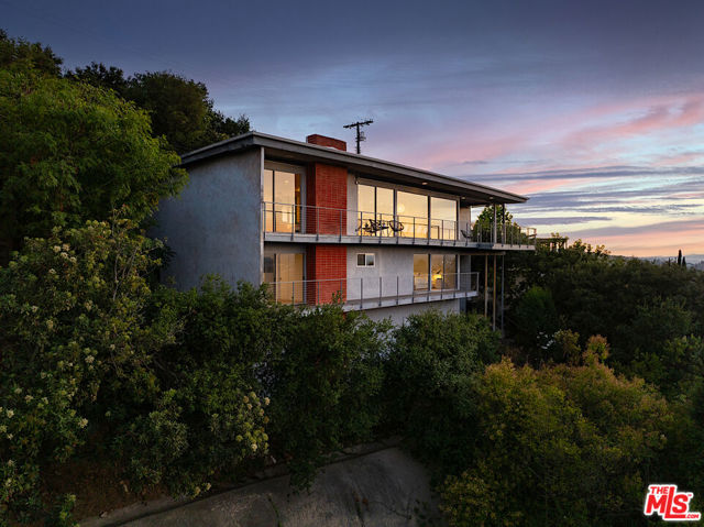 3268 Wrightwood Drive, Studio City CA: https://media.crmls.org/mediaz/6fb8bd5c-3106-4f67-bc4c-8a6fec206021.jpg