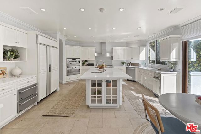 1549 Lindacrest Drive, Beverly Hills CA: https://media.crmls.org/mediaz/6fb910b0-e5bc-406f-8f27-56e887513050.jpg