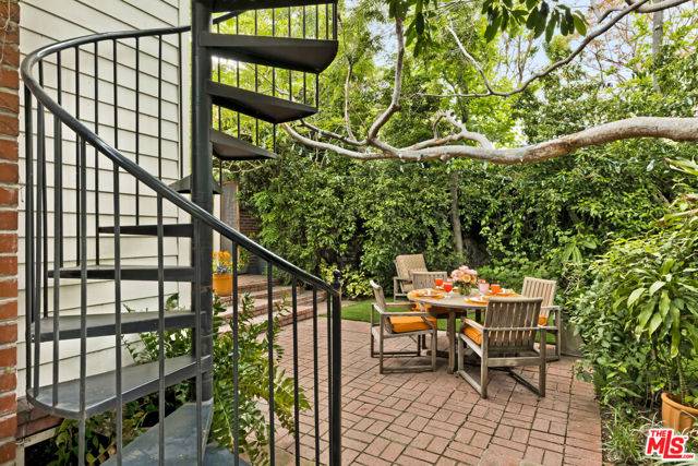 232 N Arden Boulevard, Los Angeles CA: https://media.crmls.org/mediaz/6fb9432c-28f4-40ac-bf69-aac40580a3ca.jpg