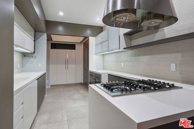 930 N Wetherly Drive, West Hollywood CA: https://media.crmls.org/mediaz/6fba3fdb-0337-48d4-8cfb-95a310b7f4b7.jpg
