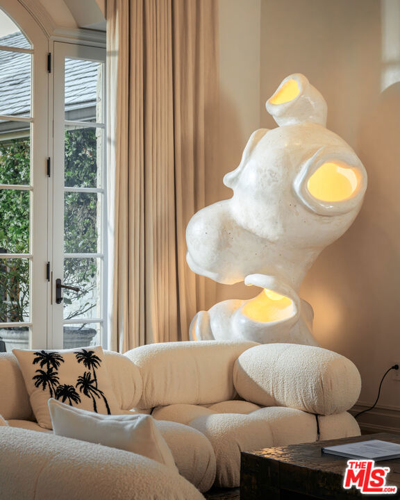 https://media.crmls.org/mediaz/6fbb724a-8a72-4779-aff4-9e5df1b2f082.jpg?preset=X-Large