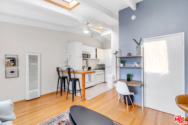 313 Mildred Avenue, Venice CA: https://media.crmls.org/mediaz/6fbba37a-14df-470c-89af-a6b91e5d5920.jpg