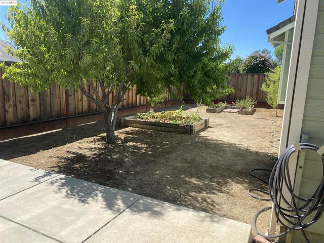 651 Wildrose Way, Brentwood CA: https://media.crmls.org/mediaz/6fbbdcdb-2d96-4cda-b13d-96fdfd78396e.jpg