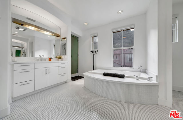2752 Stone View Court, Los Angeles CA: https://media.crmls.org/mediaz/6fbbec51-ad4f-4b15-bf56-511455ddc87d.jpg