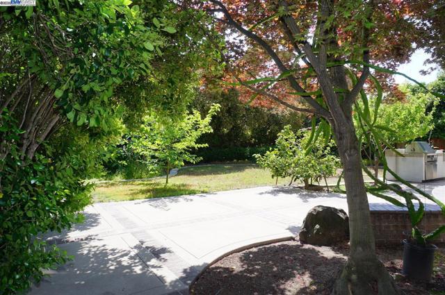 30278 Willowbrook Rd, Hayward CA: https://media.crmls.org/mediaz/6fbc25e3-45d0-497c-84ca-ef4bfc6d6fb8.jpg
