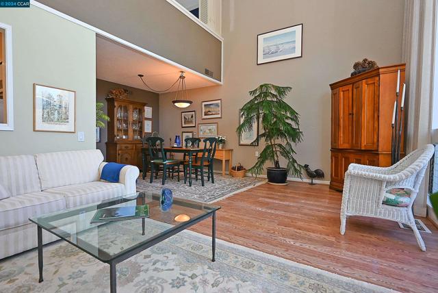 2748 Tice Creek Dr, Walnut Creek CA: https://media.crmls.org/mediaz/6fbcc77c-00e4-427a-b00f-472e959826bd.jpg