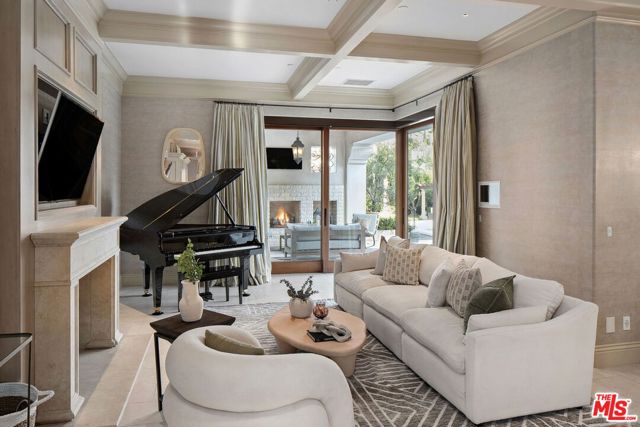 6882 Arizona Avenue, Los Angeles CA: https://media.crmls.org/mediaz/6fbd2fb3-97ec-4180-b485-cdb9e7dee6a2.jpg