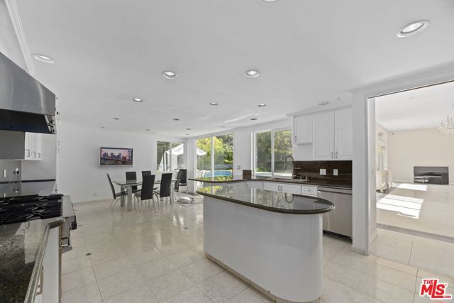 1860 Loma Vista Drive, Beverly Hills CA: https://media.crmls.org/mediaz/6fbdadef-d696-457d-8b18-bfd6d7aa5a0e.jpg