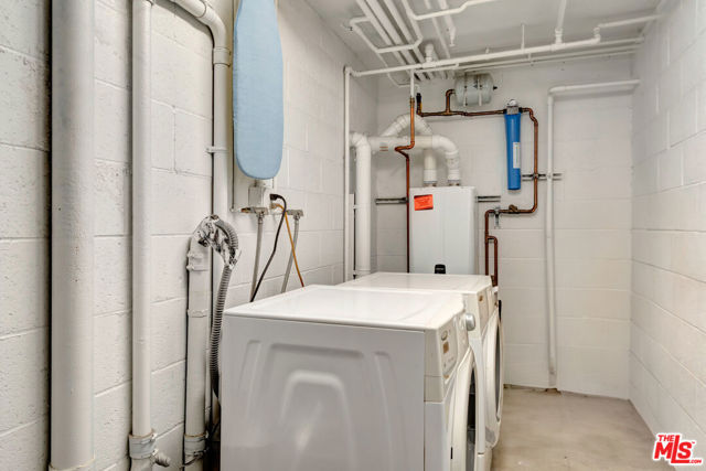 25 Brooks Avenue, Venice CA: https://media.crmls.org/mediaz/6fbe5642-8411-420d-8550-301c6b400f62.jpg