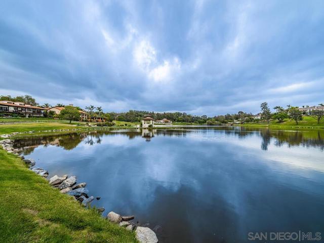17116 Paseo Hermosa, Rancho Santa Fe CA: https://media.crmls.org/mediaz/6fbe93d0-242e-406e-98f6-6901439d186b.jpg