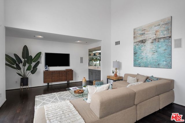 11855 Goshen Avenue, Los Angeles CA: https://media.crmls.org/mediaz/6fbf850b-c189-4e2a-a5d8-5f832091c3f6.jpg