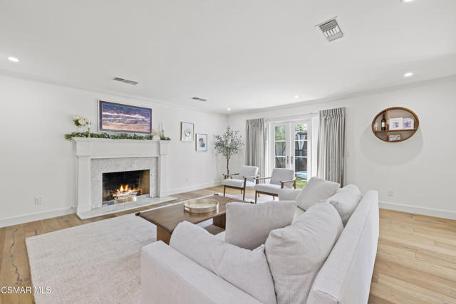 1581 Covington Avenue, Westlake Village CA: https://media.crmls.org/mediaz/6fbf8d9c-a6a2-48d4-9aef-bbcd06b1f2d7.jpg