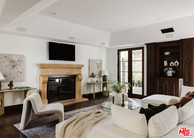 9301 Cherokee Lane, Beverly Hills CA: https://media.crmls.org/mediaz/6fc0a89e-3aca-4860-93b4-b4b80c24e135.jpg