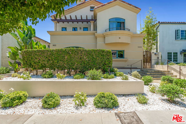 1022 10th Street, Santa Monica CA: https://media.crmls.org/mediaz/6fc243be-7227-4817-8965-86d9a3f624e0.jpg
