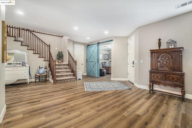 583 Sawgrass Way, Oakley CA: https://media.crmls.org/mediaz/6fc24c7d-6f85-45a4-968f-442567fc2fc9.jpg