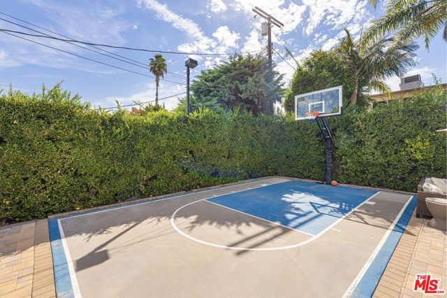 22450 Hatteras Street, Woodland Hills CA: https://media.crmls.org/mediaz/6fc39914-3378-4750-90cc-74d0c580af4b.jpg