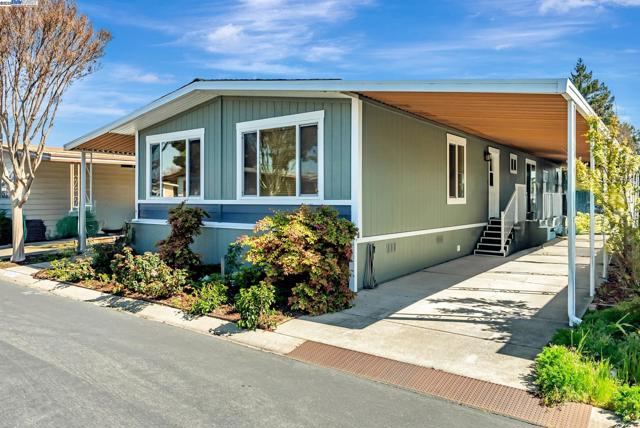 29270 Sandburg Way, Hayward CA: https://media.crmls.org/mediaz/6fc3af17-38d8-4f6c-9027-5e4de8765781.jpg