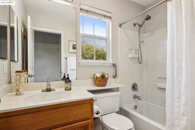 26 Farallon Ct, Richmond CA: https://media.crmls.org/mediaz/6fc41c39-2bf9-4f82-8363-d66a68467e85.jpg