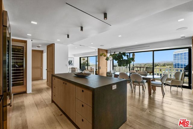 999 N Doheny Drive, West Hollywood CA: https://media.crmls.org/mediaz/6fc6124d-0068-4b43-ab7e-8f45af69df00.jpg