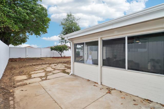 1422 Thermal Ave, San Diego CA: https://media.crmls.org/mediaz/6fc71c69-609e-4d9e-af78-e6ccabc2aa68.jpg