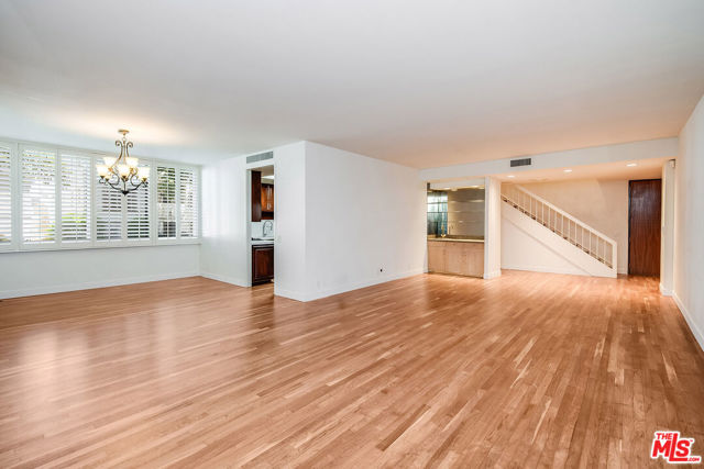 211 S Spalding Drive, Beverly Hills CA: https://media.crmls.org/mediaz/6fc7b98f-c7f1-4967-9567-c034b258e3a6.jpg