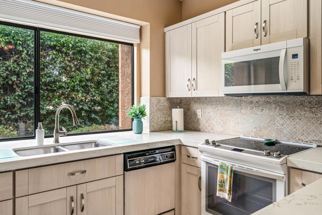 Image 18 of 36 For 76579 Sheba Way