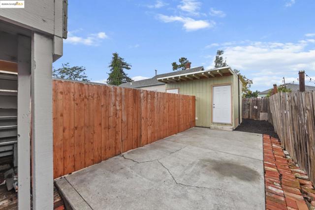 1311 87Th Ave, Oakland CA: https://media.crmls.org/mediaz/6fc8597e-c46e-4215-8906-d339b53df4e4.jpg